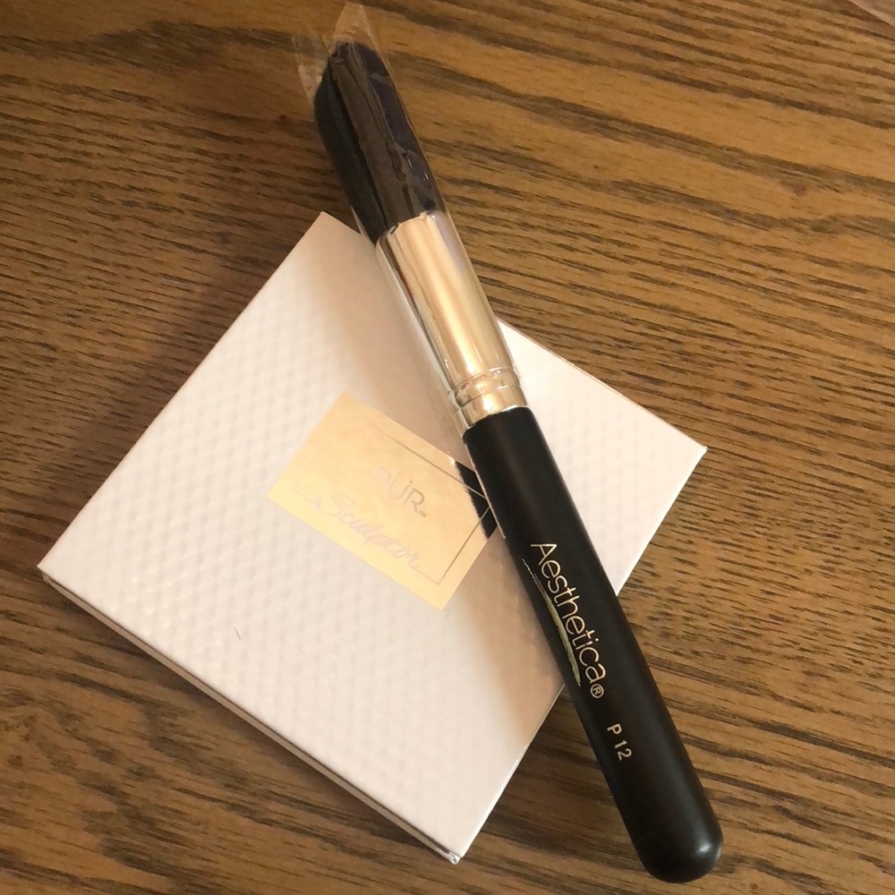 PUR highlight and contour palette with brush